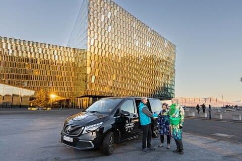 With our seamless pickup your tour starts right from the airport/harbour or your hotel!