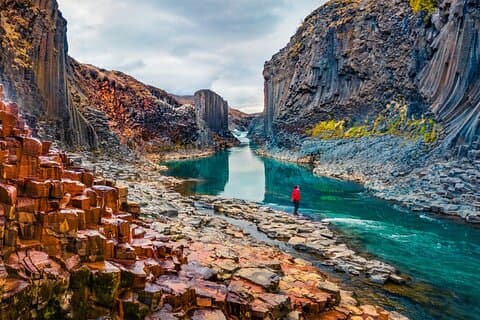 Looking for the ultimate Iceland photo spot? Stuðlagil’s striking columns and blue waters deliver every time.