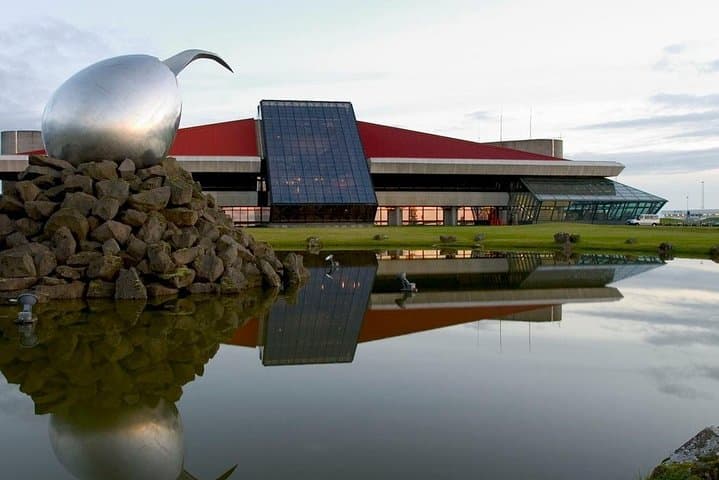 Reykjavik area to Keflavik Private Luxury Airport Transfer