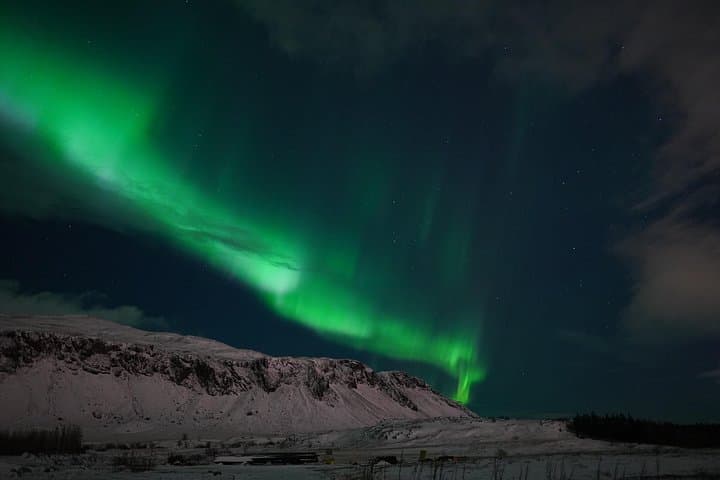 Northern Lights In luxury off-road SUV with Photos and Treats
