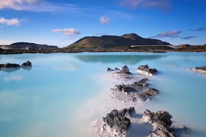 Reykjanes Explorer: Airport Transfer with Sightseeing Adventure