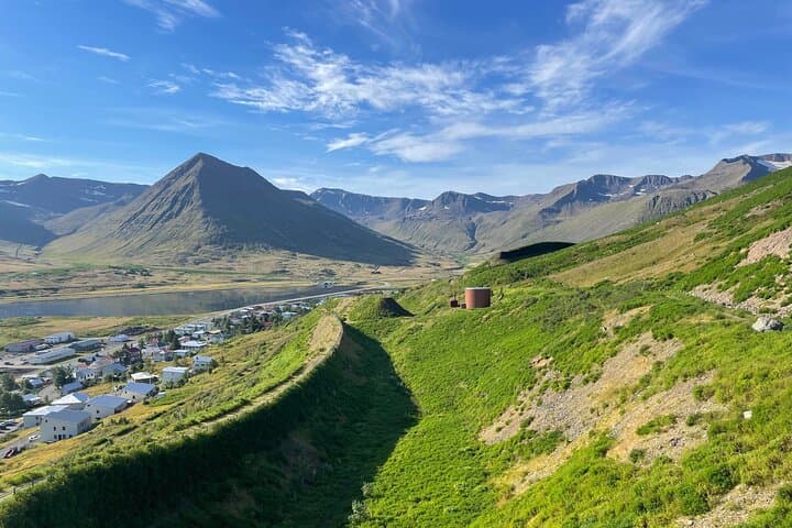 Avalanche guards and Hvanneyrarskál hiking