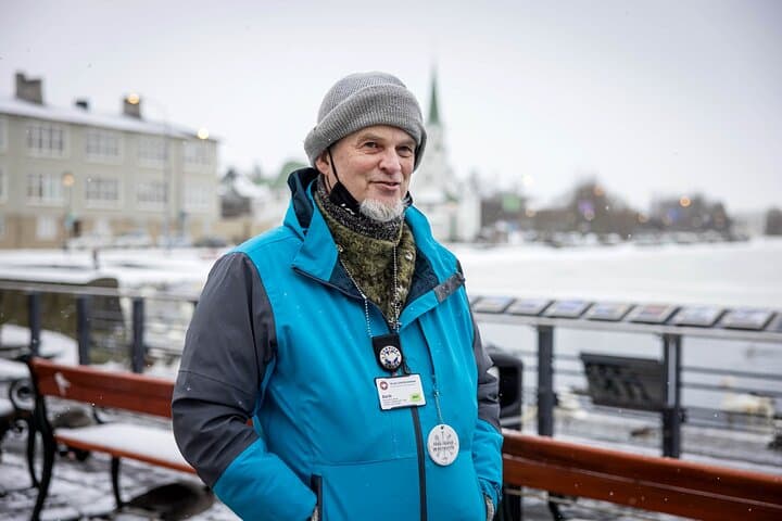 Our expert Guide in action, feel free to ask whatever jumps to mind about Iceland!