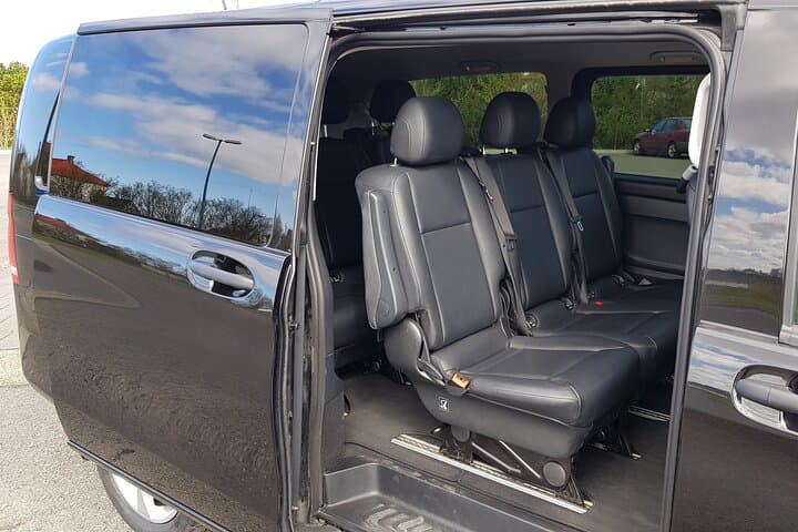 Private Transfer from Reykjavik to Keflavik International Airport