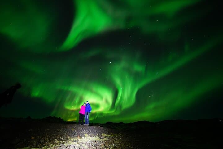 Reykjavik: Guided Northern Lights Tour with Hot Cocoa & Photos