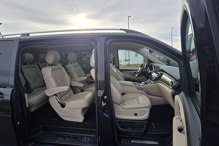 Keflavik Airport: One-way Private Transfer to/from Reykjavik