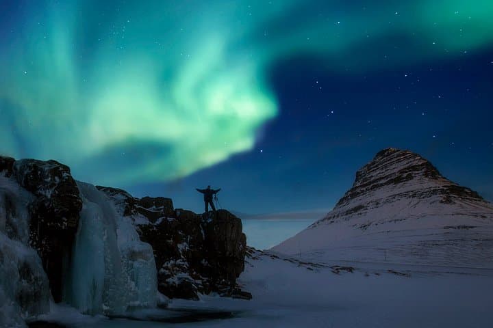 Reykjavik: Small Group Northern Lights Hunt with Hot Chocolate