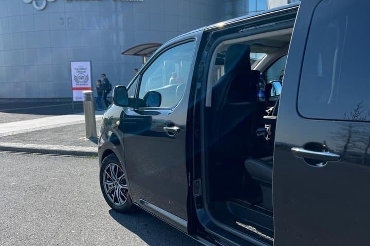 Private Keflavík Airport Transfer to Reykjavík Hotels