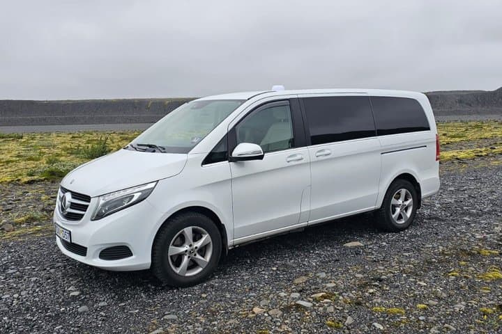Keflavik Airport: Private Transfer to or from Reykjavik