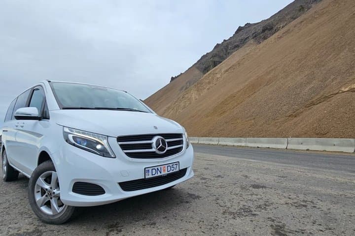 Keflavik Airport: Private Transfer to or from Reykjavik