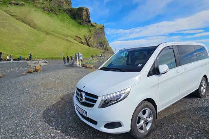 Keflavik Airport: Private Transfer to or from Reykjavik