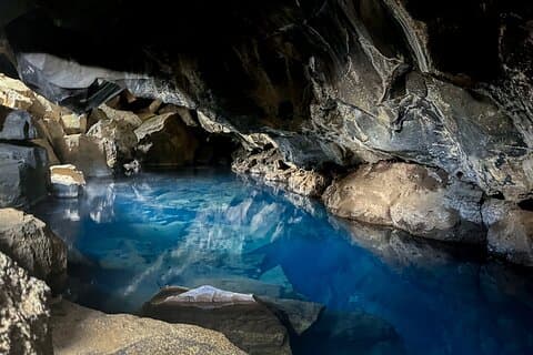 Grjótagjá cave
By Jowi Wasilewska