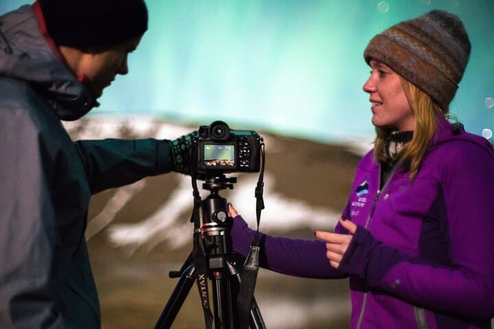 Reykjavik: Guided Northern Lights Tour with Hot Cocoa & Photos