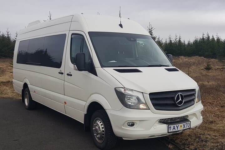 Private Keflavík Airport Round Trip Transfer