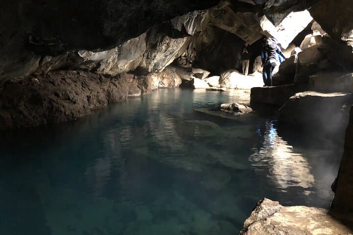 Grjótagjá cave and tectonic plates