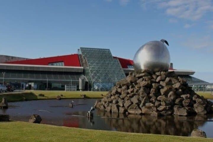 Luxury Private Transfer from Keflavik Airport to Reykjavik