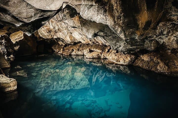Grjótagjá cave
By Jowi Wasilewska