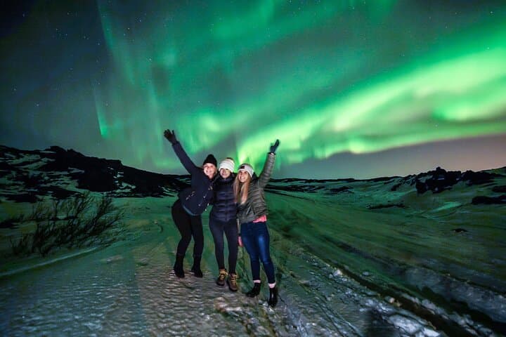 Reykjavik: Guided Northern Lights Tour with Hot Cocoa & Photos