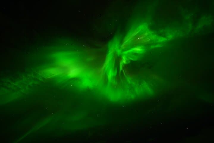 Reykjavik: Guided Northern Lights Tour with Hot Cocoa & Photos