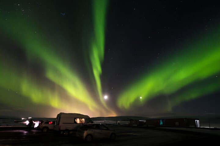 Small-Group Tour: Northern Lights with Photos & Hot Chocolate