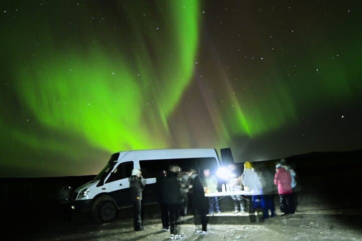 Small-Group Tour: Northern Lights with Photos & Hot Chocolate