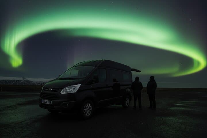 Small-Group Tour: Northern Lights with Photos & Hot Chocolate