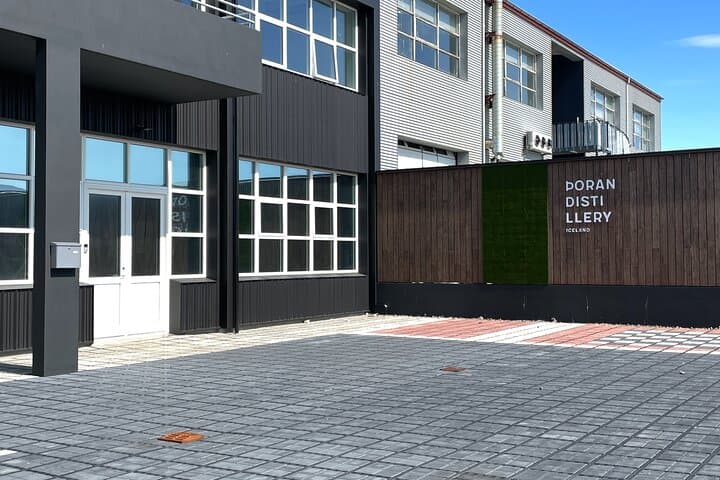 Craft Gin Tasting in Reykjavik’s Old Harbor: Meet the Maker