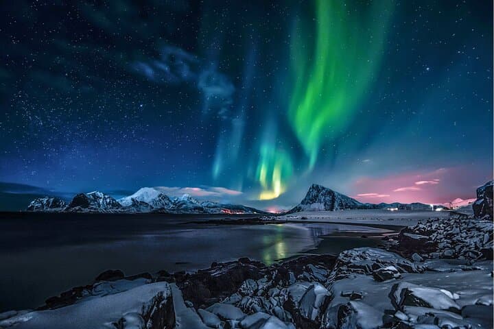 Reykjavik Northern Lights Unlimited Tour with Aurora Center Entry
