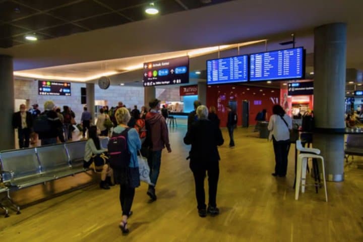 Keflavik Airport (KEF) ↔ Reykjavik: Private Airport Transfer