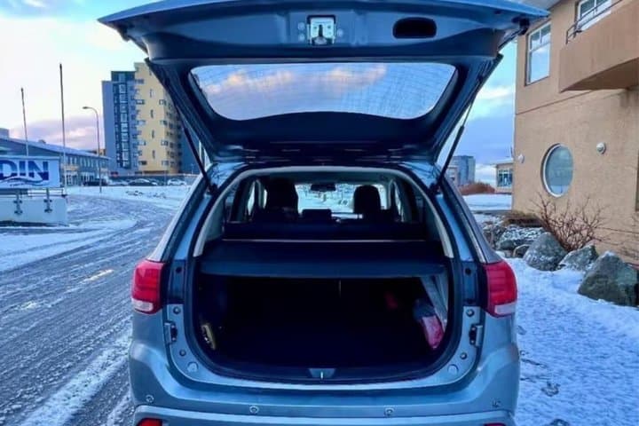 Keflavik Airport (KEF) ↔ Reykjavik: Private Airport Transfer