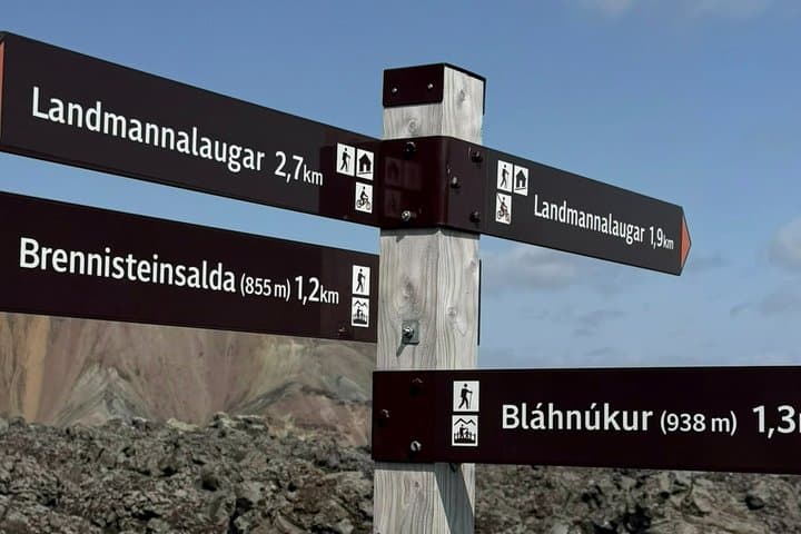Landmannalaugar Highlands 4x4 Minibus Tour with Hot Spring Bath