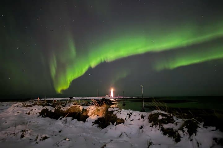 Reykjavik Small Group Northern Lights Hunt and Cocoa with Photos